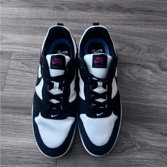 Nike Men's Black, White, and red sneakers - Picture 2 of 5